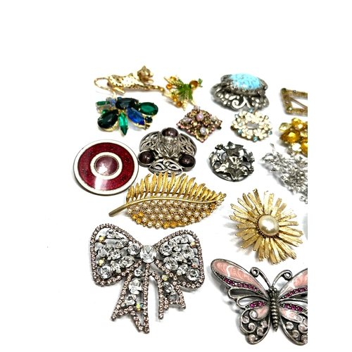 345 - selection of vintage costume jewellery brooches