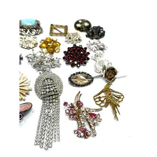 345 - selection of vintage costume jewellery brooches