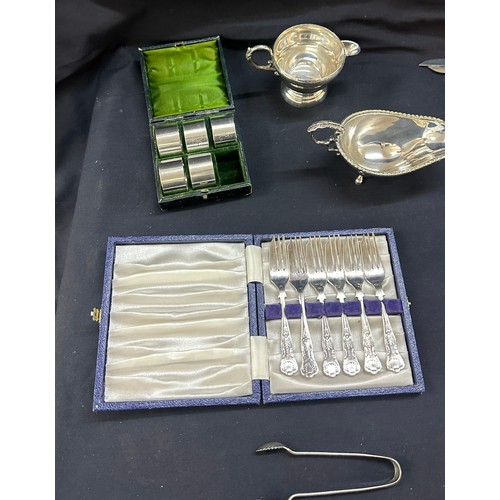 572 - Selection of silver plated items to include napkin rings, cutlery etc