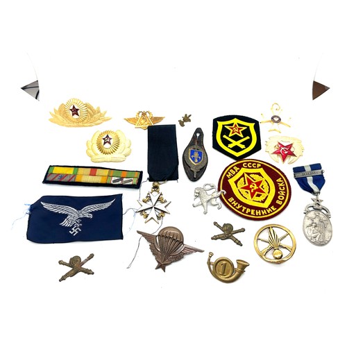 600 - Selection of mixed Foreign badges