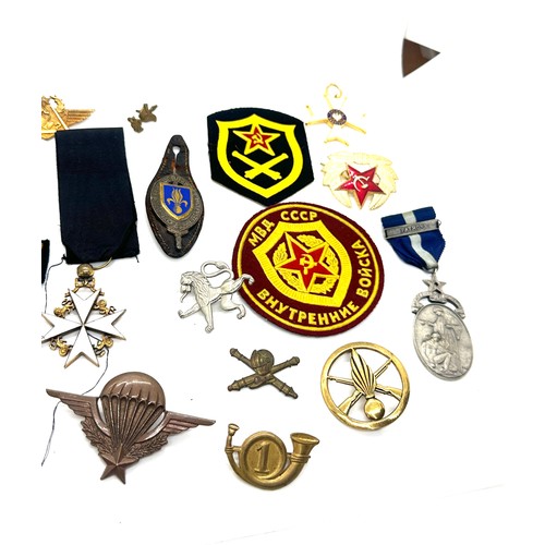 600 - Selection of mixed Foreign badges