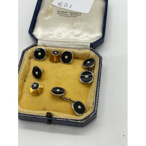 614 - Cased 9ct gold backed shirt set includes cufflinks , buttons etc