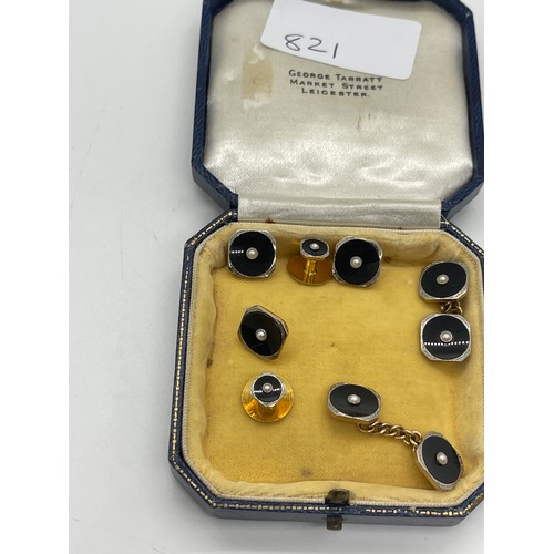 614 - Cased 9ct gold backed shirt set includes cufflinks , buttons etc