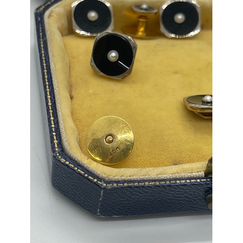 614 - Cased 9ct gold backed shirt set includes cufflinks , buttons etc