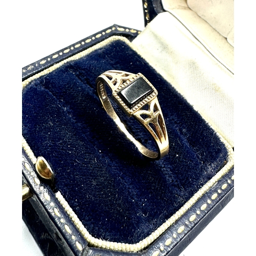 175 - 9ct gold black onyx ring 1.8g