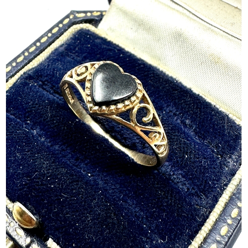 176 - 9ct gold black onyx heart ring 1.7g