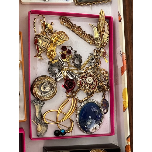 348 - Tray of vintage costume jewellery