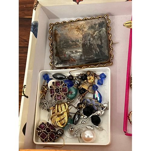 348 - Tray of vintage costume jewellery