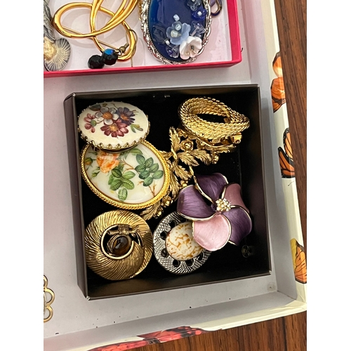 348 - Tray of vintage costume jewellery