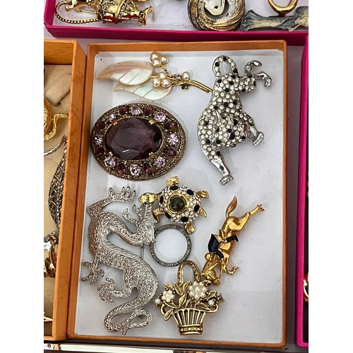 348 - Tray of vintage costume jewellery