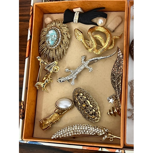 348 - Tray of vintage costume jewellery