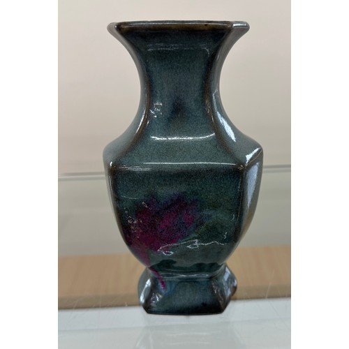 581 - Oriental glazed vase measures approx 7.5 inches tall