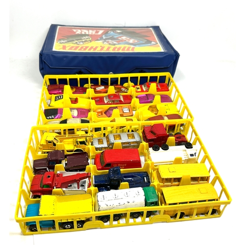 457 - Vintage matchbox carry case and cars