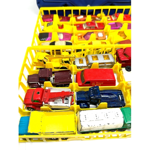 457 - Vintage matchbox carry case and cars