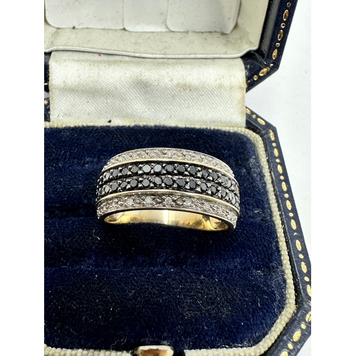 90 - 9ct gold diamond & sapphire ring weight 4.2g