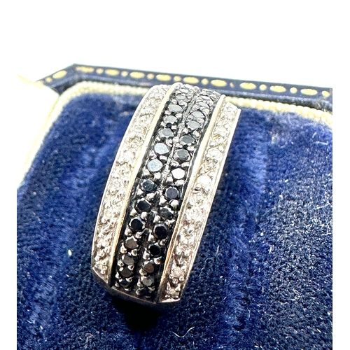 90 - 9ct gold diamond & sapphire ring weight 4.2g