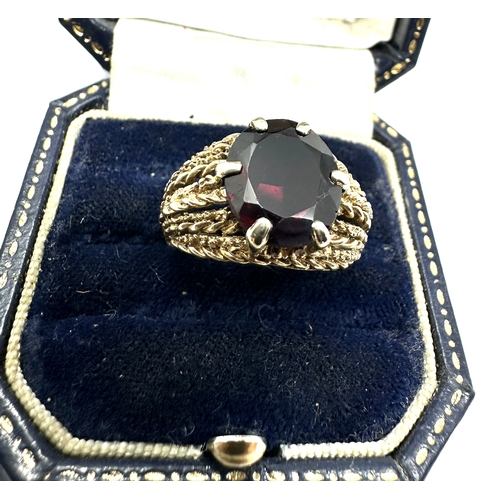 99 - 9ct gold garnet ring weight 4.7g