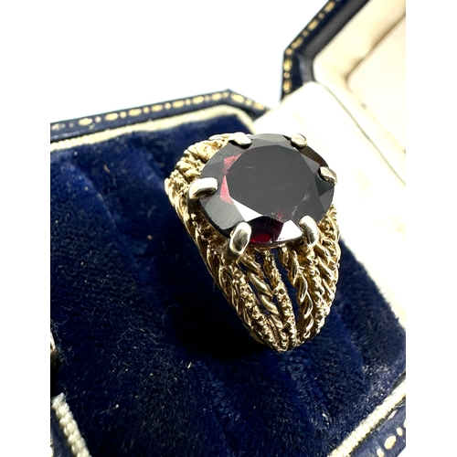 99 - 9ct gold garnet ring weight 4.7g