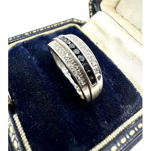 102 - 9ct white gold diamond & sapphire ring weight 4.2g