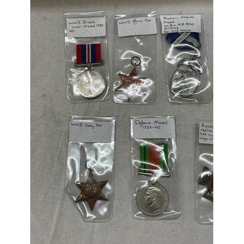 542 - Selection of 11 medals