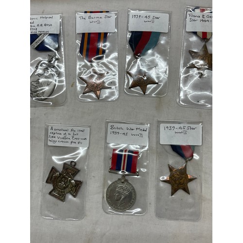 542 - Selection of 11 medals