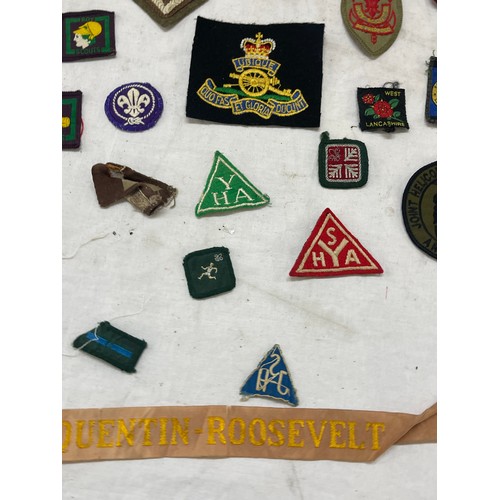 552 - Selection of British military badges