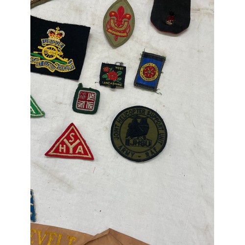 552 - Selection of British military badges