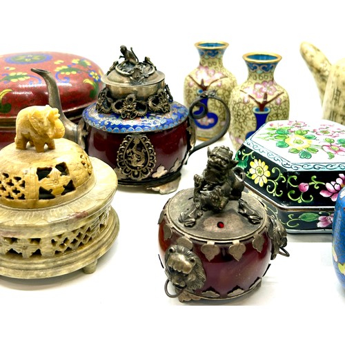 579 - Selection of oriental ornaments, teapots, vases, trinkets etc