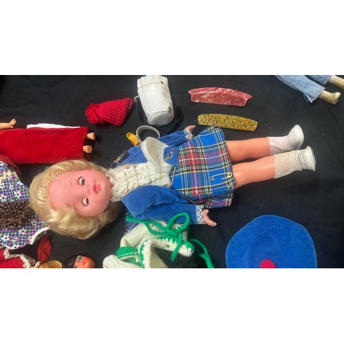 138 - Selection of vintage toy dolls with accessories to include Barbie and Tammy dolls