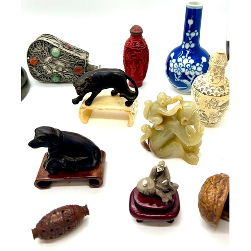 588 - Selection of oriental collectables to include animals, vases, stands