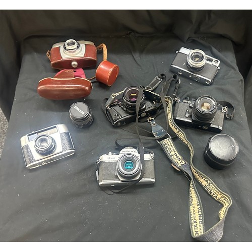 19 - Selection of assorted vintage cameras- all untested