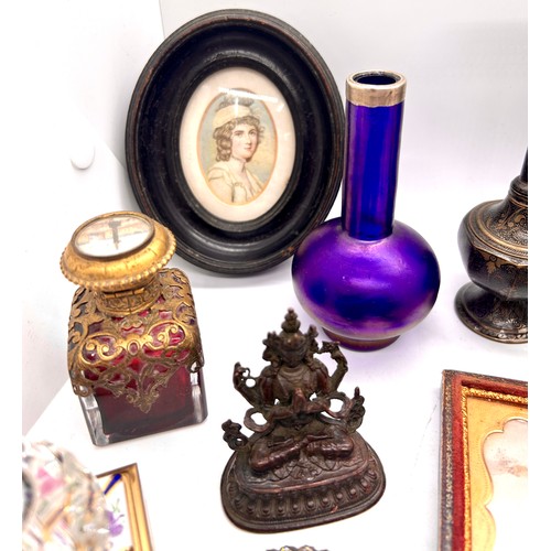 510 - Selection of collectables to include silhouette framed ladies, vase, trinket, pen, buckle etc