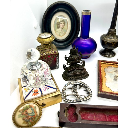 510 - Selection of collectables to include silhouette framed ladies, vase, trinket, pen, buckle etc