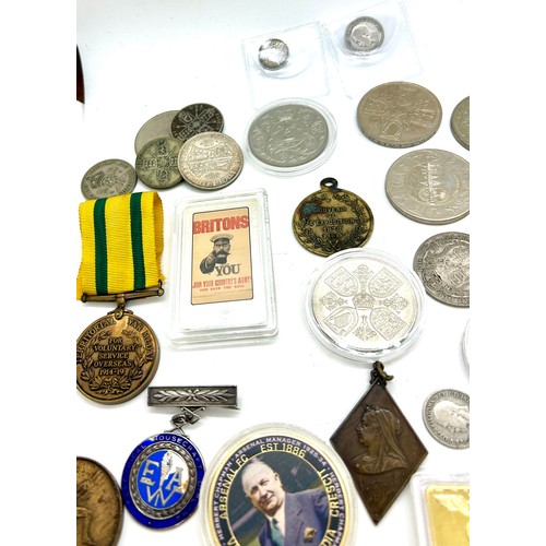 550 - Selection of assorted vintage and later coins, medals, brass deer ring etc