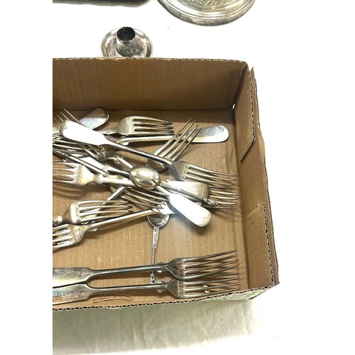 559 - Selection of vintage and later cutlery