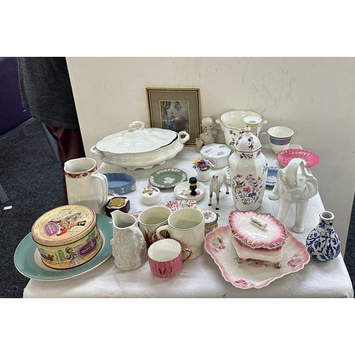 123 - Selection of miscellaneous to include Wedgwood, Shelly etc