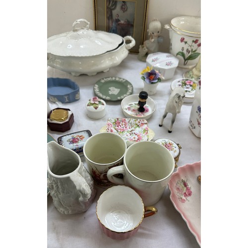 123 - Selection of miscellaneous to include Wedgwood, Shelly etc