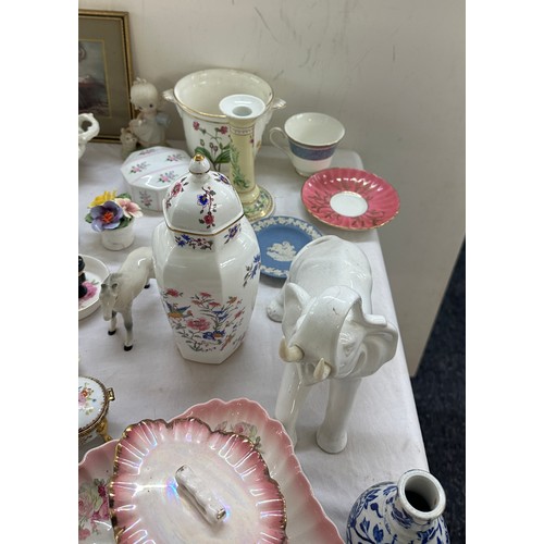 123 - Selection of miscellaneous to include Wedgwood, Shelly etc