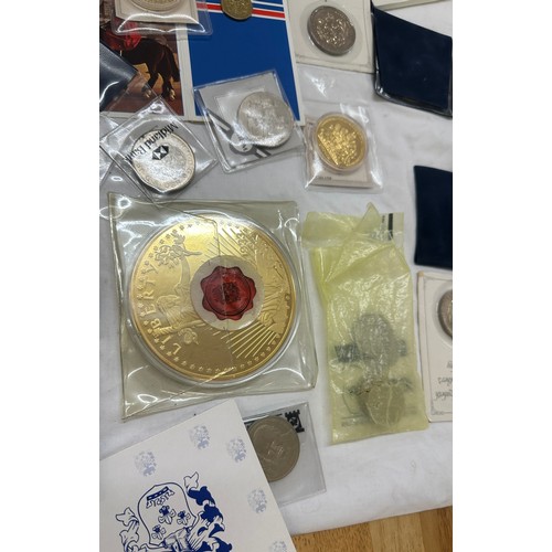 506 - Selection of commemorative and American coins some with COAs to include dollars, crowns etc