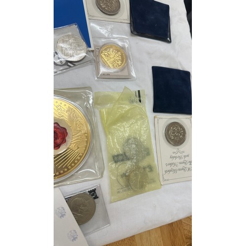 506 - Selection of commemorative and American coins some with COAs to include dollars, crowns etc