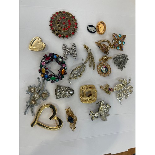 551 - Selection of 20 Costume brooches