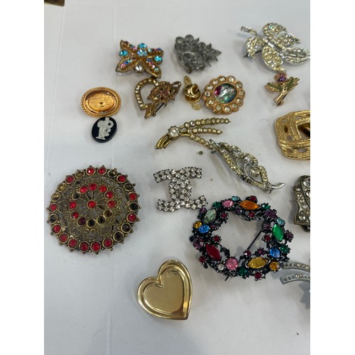 551 - Selection of 20 Costume brooches