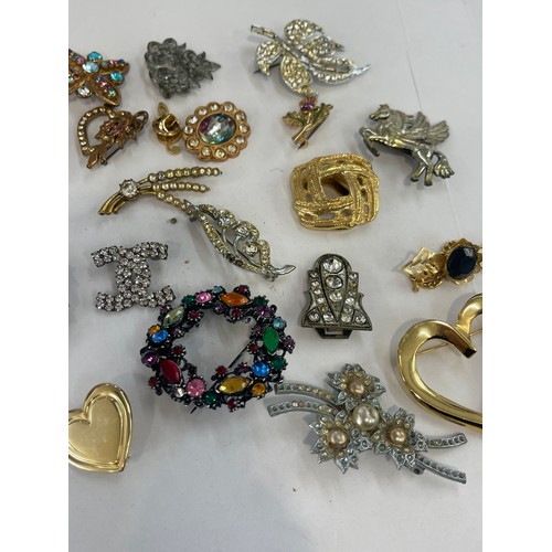 551 - Selection of 20 Costume brooches