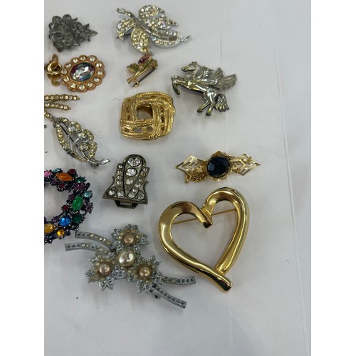 551 - Selection of 20 Costume brooches