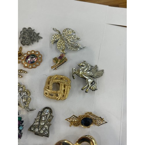 551 - Selection of 20 Costume brooches