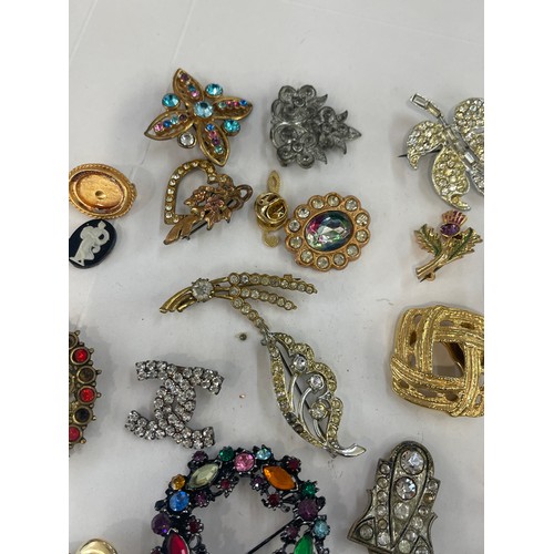 551 - Selection of 20 Costume brooches