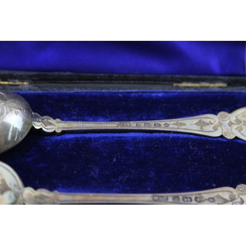 77 - Antiqure victorian .925 sterling silver spoon & fork set in fitted case