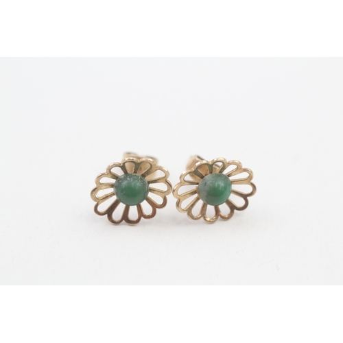 147 - 9ct gold vintage turquoise set floral stud earrings (1.3g)