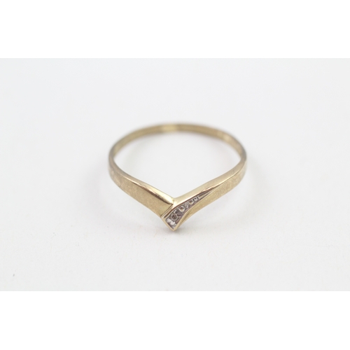 149 - 9ct gold diamond chevron ring (0.9g)