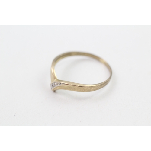 149 - 9ct gold diamond chevron ring (0.9g)